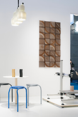 Booth with a 3d printer and ceramic vases