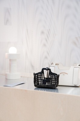 Set design with ceramic objects