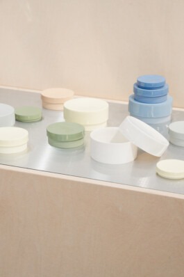 Set design with ceramic objects