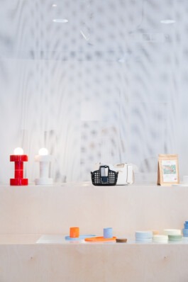 Set design with ceramic objects 